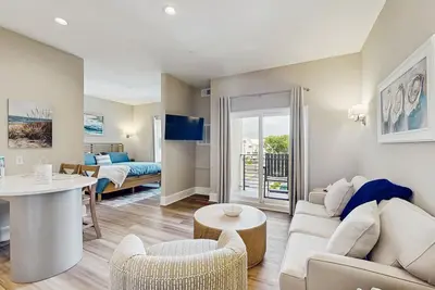 Image de Snow-bird friendly coastal condo near harbor with private balcony
