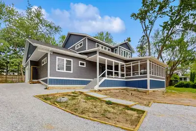 Image de Modern Harbor County Home w/ hot tub, ping-ping, patio, grill, & walk to beach!