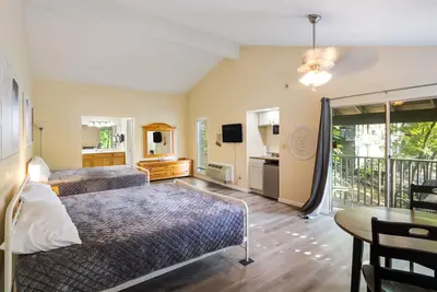 Image de Peaceful getaway with private deck, pools - close to resort & water