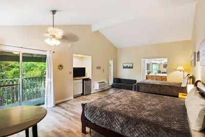 Image de Tranquil getaway with private deck, pools - close to resort & water