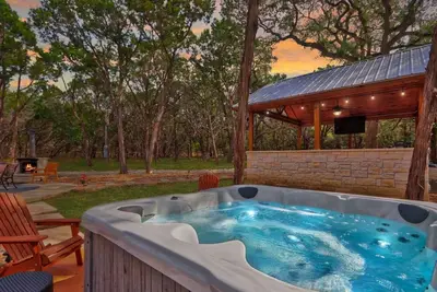 Image de Modern Hill Country house w/kitchen, private pool/hot tub & great outdoor space