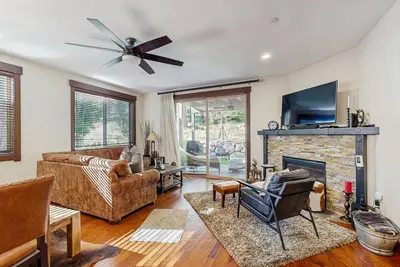 Image de Upscale Modern Townhome with Pool, Spa and Sauna Access