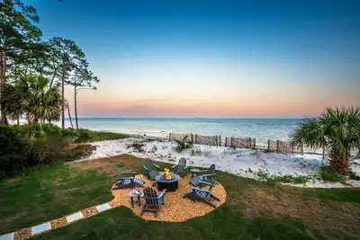 Image de Private Beachfront • Pool • Game Room • Fire Pit
