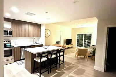 Image de Cozy 2 bedroom, Free Parking and High Speed Wifi