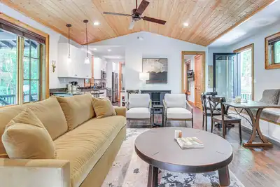 Image de Chinquapin Escape: Resort Perks, By Lake Glenville
