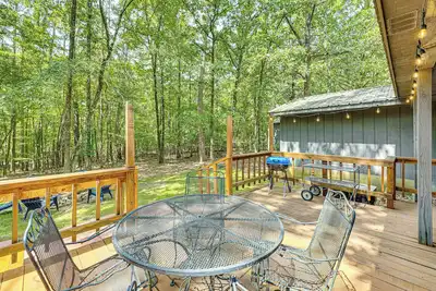 Image de < 3 Mi to Broken Bow Lake: Hot Tub Haven!