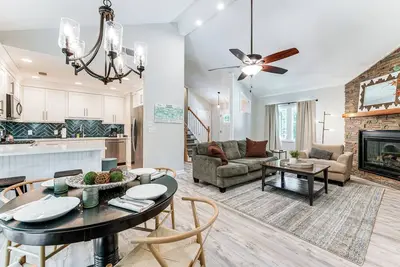 Image de ~ 1 Mi to Dtwn Alpharetta: Home w/ Screened Porch!