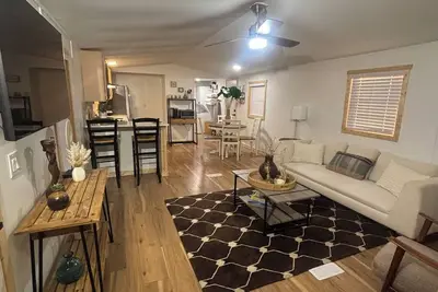 Image de Cozy Remodeled home, only 8 min. from Circuit Of The America & 20 min. To Airport