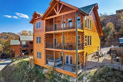 Image de All Fun & Games | Indoor Pool, Game Room, Theater, Views | Near Dollywood