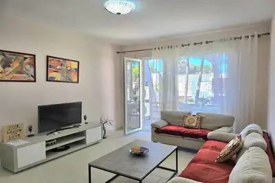 Image de Appartement près d'Oasis Beach avec Bbq