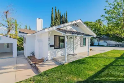 Image de @ Marbella Lane - Classy 3br Jewel w/ Open Vibe