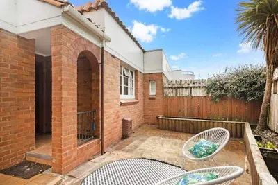 Image de Escape to this sun-kissed double bedrooms Mount Eden mountain view house