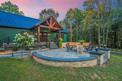 Image de 2 Hours from New York City, Philadelphia & Lancaster with luxurious beds, pickleball, hot tub, fireplace, pool table & more