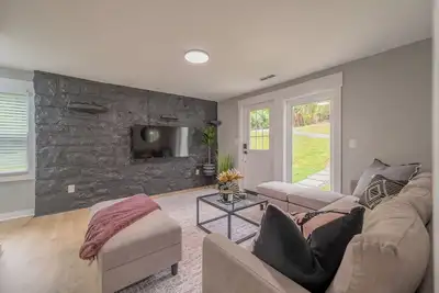 Image de Charming entry and spacious back deck surrounded by nature, perfect for a peaceful getaway.