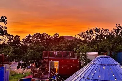 Image de Welcome to InnHabit – Medicine Park’s only  tiny house resort building  unforgettable memories