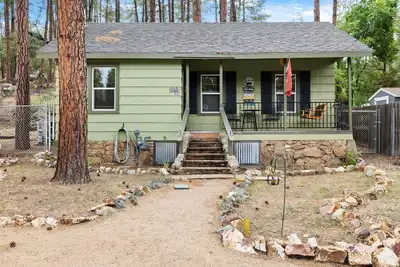 Image de Cozy canyon cabin nestled in the Prescott Pines-dog-friendly for your getaway!