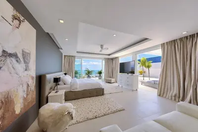 Image de Villa de luxe avec piscine et vue sur la mer L Ă UniQue Residences