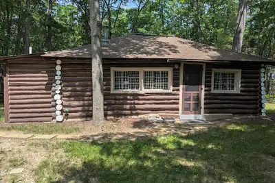 Image de New! The Hideout - Cute, Peaceful, and Dog-Friendly Rustic Cabin on Au Sable River