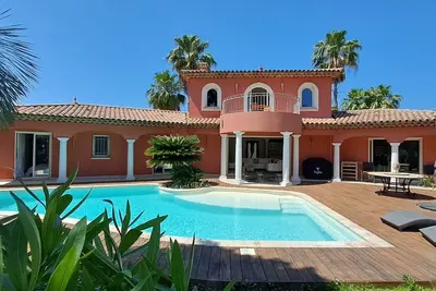 Image de Superbe villa avec piscine privée à Fréjus