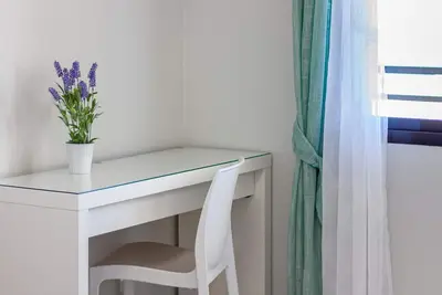 Image de Appartement Familial en Bord de Mer avec Piscine Privée et Wi-Fi