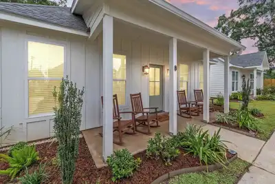 Image de New Breezy Cottage | King Bed | Mini-Golf + Park
