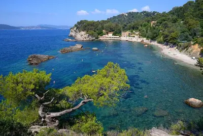 Image de A 1. 5 km \"plage de la Garde\"\nHaut de Villa avec coin jardin privatif barbecue