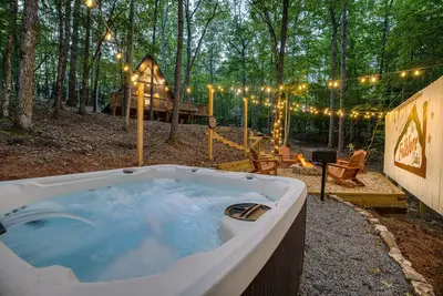 Image de Cozy A-Frame Cabin-Hot Tub-Firepit-Loft-Movie Projector