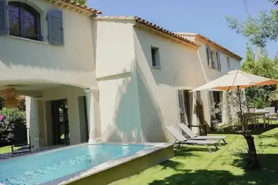 Image de Élégante Villa \"M\" Place au cœur de Saint-Tropez