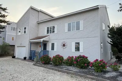 Image de Spacious 6-bedroom, 3-bath Beach House w/ WiFi, Ac in lovely North Beach, Lbi