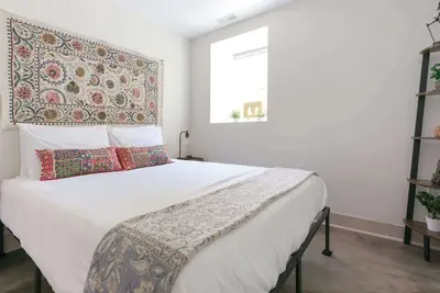 Image de Chic Lower-Level Stay - Prime Walkable Locale