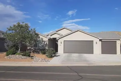 Image de 20 minute drive to Zion National Park. Located in a quiet neighborhood