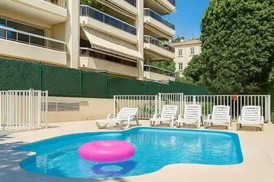 Image de T2 cosy avec clim, piscine & parking inclus. À 5 minutes de la Croisette!