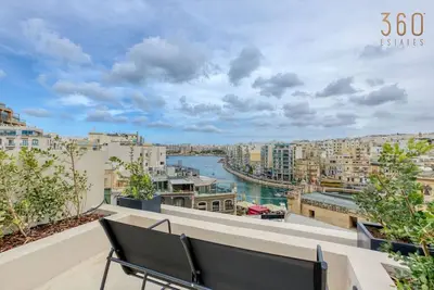Image de The ultimate luxury triplex home in Spinola Bay