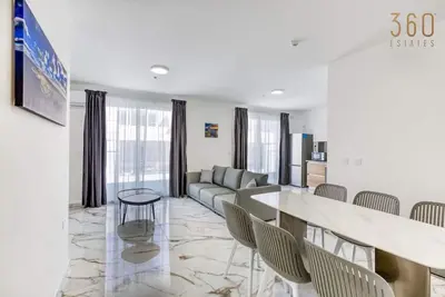 Image de Modern, designer central 2br home with parking!