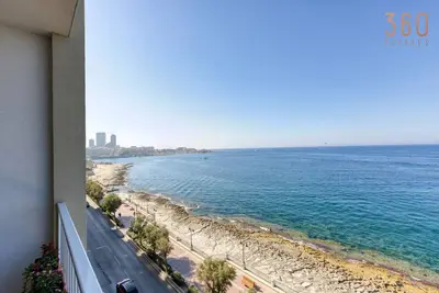 Image de A Beautiful seafront home with balcony & Views