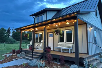 Image de Charming 2-bedroom cottage with Wifi and a mountain view.