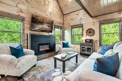 Image de Spring Break Cabin • Indoor Pool • Minutes to Dollywood