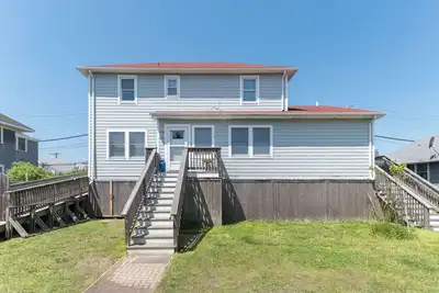 Image de Spacious 4-bedroom, 3 bath house in Ocean Beach with WiFi, Ac