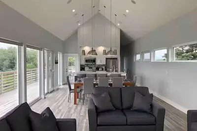 Image de Banks Rd Modern Oceanside Oasis