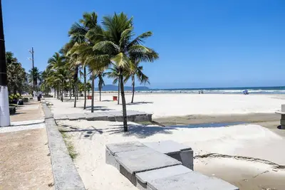 Image de Apto com wi-fi, ar cond. e garagem à 100m da praia
