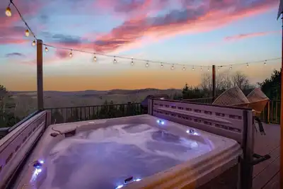 Image de Sunrise Sanctuary |Modern Yurt w/ Hot Tub, Stargazing Loft & Mountain Views