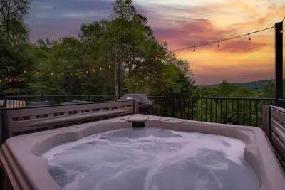 Image de Evergreen Escape | Cabin w/ Hot Tub, Fire Pit, Views & Trails Nearby