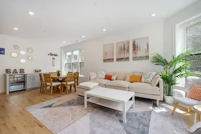 Image de Wrigleyville 4br • 1-Min Walk to Wrigley Field & Cta • Garage • Sleeps 8