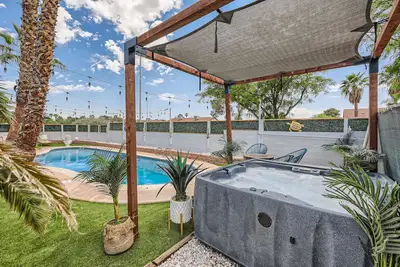 Image de Spacious 4-bedroom house with Ac, WiFi, 5 Minutes to Strip