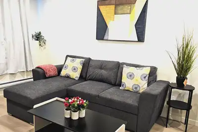 Image de Cozy townhome with WiFi in Calgary, near airport, stampede, and access to Banff