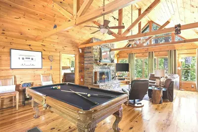 Image de Gorgeous 5 bedroom cabin w/ Pool Table, Hot Tub, Darts, 20 min from Blue Ridge