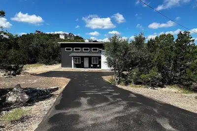 Image de New Pet-Friendly, Fenced, Modern Farmhouse – 3 Miles to the Lake!