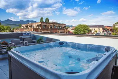 Image de 4 bdrm, 2 Unit Dwntwn Penthouse!