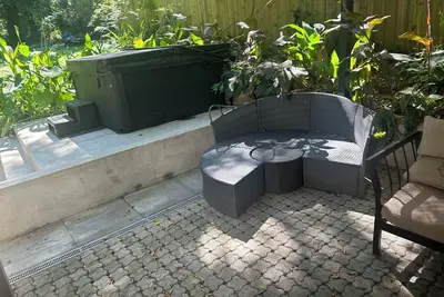 Image de Beautiful 3br, 2ba Bungalow + Hot Tub