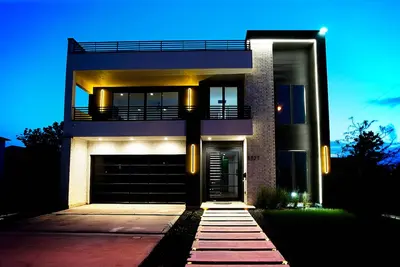 Image de SkyLuxe Five • Modern 5br/3. 5ba • Rooftop + Photo Studio with a Private Office